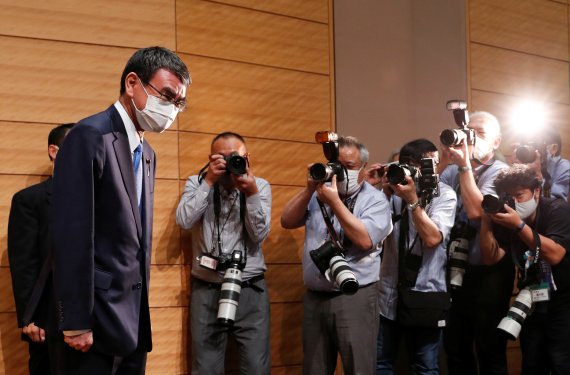 고노 다로 행정개혁상이 10일 일본 국회에서 자민당 총재 선거 입후보 기자회견을 하러 행사장에 입장하고 있다. 로이터 뉴스1