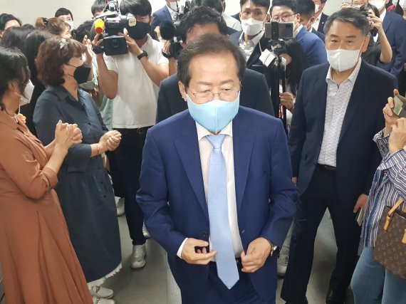 [대구=뉴시스] 정창오 기자= 국민의힘 대권주자인 홍준표 의원이 10일 오후 대구시 수성구 범어동 대구시당을 방문하고 있다. 2021.09.10. jco@newsis.com