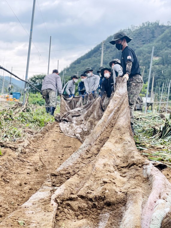 육군 제50보병사단 장병들이 10일 특별재난지역으로 선포된 경북 포항시 북구 죽장면 일원에서 복구 작전에 구슬땀을 흘리고 있다. (육군50사단제공)2021.9.10/뉴스1 © News1 최창호 기자