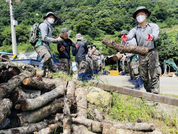 육군 제50보병사단 장병들이 10일 특별재난지역으로 선포된 경북 포항시 북구 죽장면 일원에서 침수 피해농가 복구 작전에 구슬땀을 흘리고 있다. (육근50사단제공)2021.9.10/뉴스1 © News1 최창호 기자