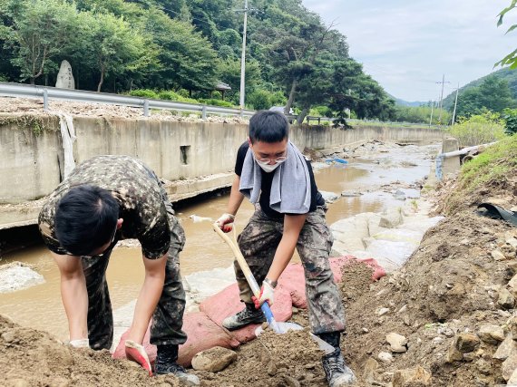 육군 제50보병사단 장병들이 10일 특별재난지역으로 선포된 경북 포항시 북구 죽장면 하천에서 토사 제거작전을 수행하고 있다.(육군50사단제공)2021.9.10/뉴스1 © News1 최창호 기자