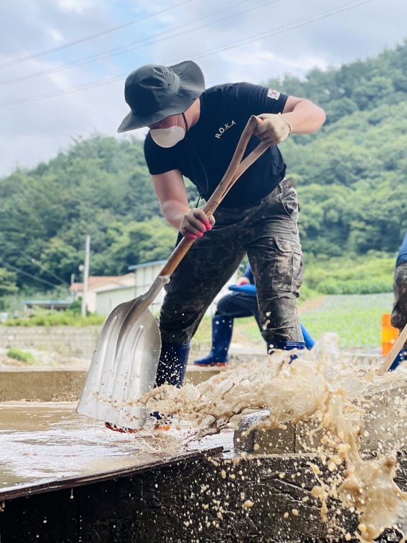 육군 제50보병사단 장병들이 10일 특별재난지역으로 선포된 경북 포항시 북구 죽장면 마을 진입로에 쌓여 있던 토사를 제거하고 있다.(육군50사단제공)2021.9.10/뉴스1 © News1 최창호 기자