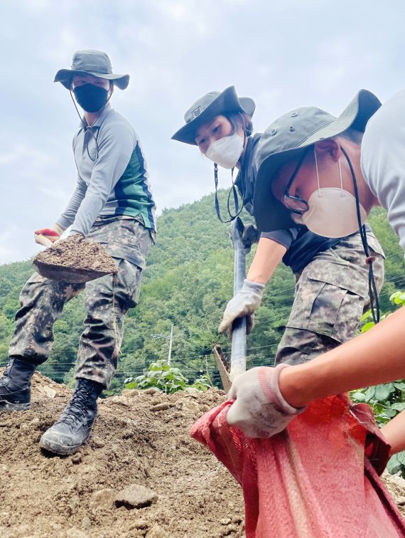 육군 제50보병사단 장병들이 10일 특별재난지역으로 선포된 경북 포항시 북구 죽장면 일원에서 힘을 합쳐 복구 작전에 구슬땀을 흘리고 있다. (육군50사단제공)2021.9.10/뉴스1 © News1 최창호 기자