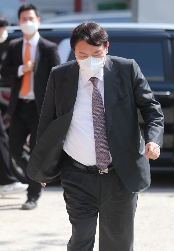 [서울=뉴시스] 국회사진기자단 = 국민의힘 대선 경선 예비후보인 윤석열 전 검찰총장이 10일 오후 서울 금천구 즐스튜디오에서 열린 '국민 시그널 면접'에 참석하기 위해 차량에서 내려 걸어가고 있다. 2021.09.10. photo@newsis.com