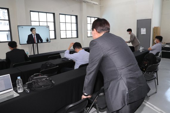 [서울=뉴시스] 국회사진기자단 = 10일 오후 서울 금천구 즐 스튜디오에서 열린 국민의힘 대선 경선 후보 ‘국민 시그널 면접’에 참가한 윤석열(맨 뒤) 예비후보가 앞서 진행하는 황교안 예비후보의 면접을 화면을 통해 지켜보고 있다. 2021.09.10. photo@newsis.com