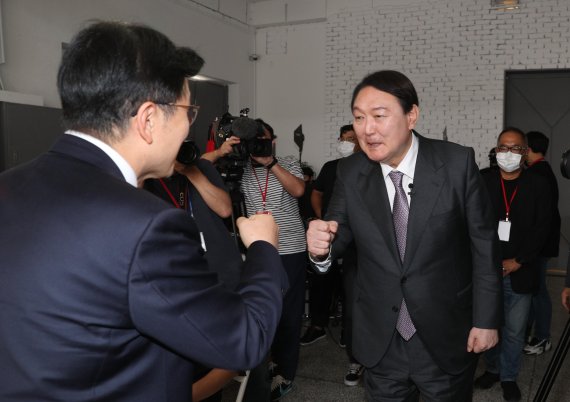 [서울=뉴시스] 국회사진기자단 = 10일 오후 서울 금천구 즐 스튜디오에서 열린 국민의힘 대선 경선 후보 ‘국민 시그널 면접’에 참가한 윤석열(오른쪽) 예비후보가 면접을 마친 황교안 예비후보와 인사를 하고 있다. 2021.09.10. photo@newsis.com