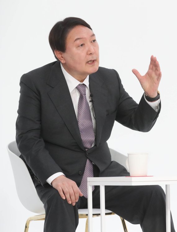 [서울=뉴시스] 국회사진기자단 = 윤석열 국민의힘 대선 경선 후보가 10일 오후 서울 금천구 즐스튜디오에서 열린 '국민 시그널 면접'에 참석해 질문에 답하고 있다. 2021.09.10. photo@newsis.com