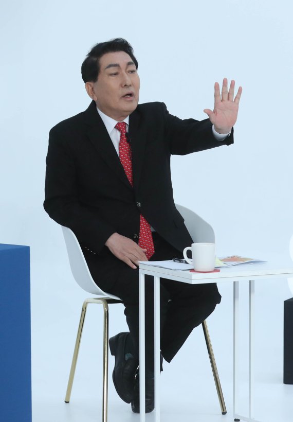 [서울=뉴시스] 국회사진기자단 = 안상수 국민의힘 대선 경선 예비후보가 10일 오후 서울 금천구 즐스튜디오에서 열린 '국민 시그널 면접'에 참석해 질문에 답하고 있다. 2021.09.10. photo@newsis.com