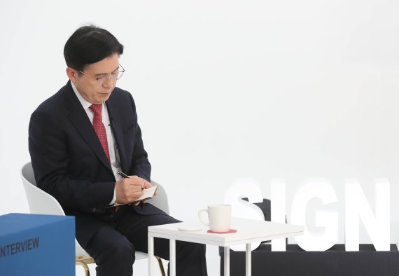 [서울=뉴시스] 국회사진기자단 = 황교안 국민의힘 대선 경선 예비후보가 10일 오후 서울 금천구 즐스튜디오에서 열린 '국민 시그널 면접'에 참석해 메모를 하며 시작을 기다리고 있다. 2021.09.10. photo@newsis.com