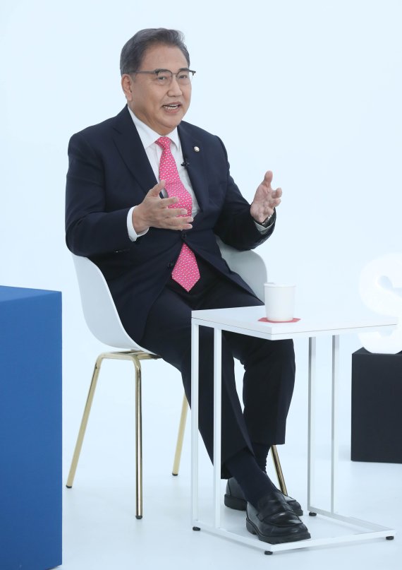 [서울=뉴시스] 국회사진기자단 = 박진 국민의힘 대선 경선 예비후보가 10일 오후 서울 금천구 즐스튜디오에서 열린 '국민 시그널 면접'에 참석해 질문에 답하고 있다. 2021.09.10. photo@newsis.com