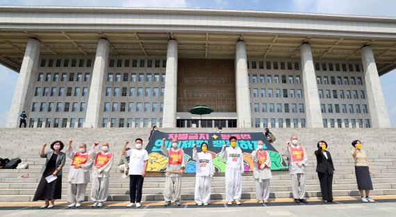 [서울=뉴시스] 최진석 기자 = 10일 서울 국회 본청 앞에서 열린 차별금지법 제정 촉구 오체투지 마무리 기자회견에 앞서 정의당 여영국(왼쪽 일곱번째) 대표를 비롯한 참석자들이 기념촬영을 하고 있다. 2021.09.10. myjs@newsis.com