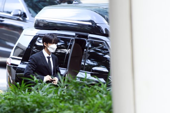 마약투약 혐의를 받고 있는 그룹 아이콘 전 멤버 비아이(본명 김한빈, 25)가 10일 오후 선고 공판에 출석하기 위해 서울중앙지법으로 들어서고 있다. © News1 권현진 기자