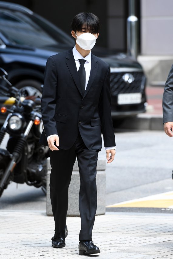 그룹 아이콘 전 멤버 비아이(본명 김한빈, 25)가 10일 오후 선고 공판에 출석하기 위해 서울중앙지법으로 들어서고 있다. © News1 권현진 기자