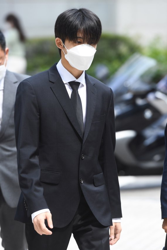 아이콘 전 멤버 비아이(본명 김한빈, 25)가 10일 오후 선고 공판에 출석하기 위해 서울중앙지법으로 들어서고 있다. 1 © News1 권현진 기자