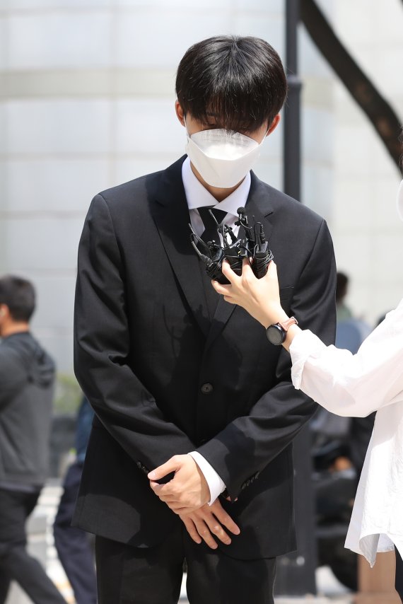 마약투약 혐의를 받고 있는 그룹 아이콘 전 멤버 비아이(본명 김한빈, 25)가 10일 오후 선고 공판에 출석하기 위해 서울중앙지법으로 들어서며 취재진 질문을 받고 있다. © News1 권현진 기자