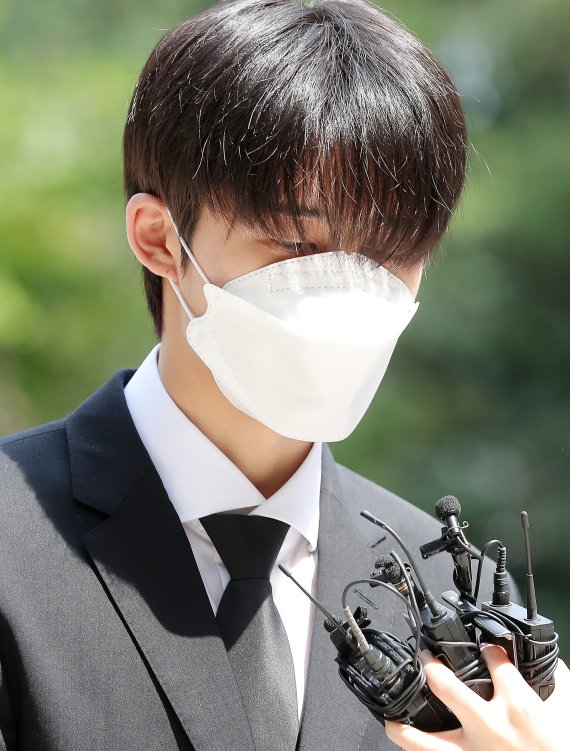 아이콘 전 멤버 비아이(본명 김한빈, 25)가 10일 오후 선고 공판에 출석하기 전 "반성하고 있다"고 말하고 있다. © News1 권현진 기자