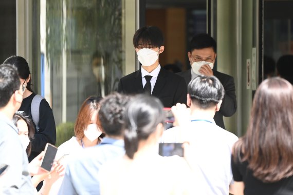 그룹 아이콘 전 멤버 비아이(본명 김한빈, 25)가 10일 오후 선고 공판을 마치고 이동하고 있다. 이날 서울중앙지법 형사합의25-3부(부장판사 박사랑 권성수 박정제)는 마약류 관리에 관한 법률 위반(향정) 등 혐의로 재판에 넘겨진 비아이에게 징역 3년에 집행유예 4년을 선고했다. 또 80시간의 사회봉사와 40시간의 약물치료 강의 수강, 150만원의 추징을 명령했다. © News1 권현진 기자