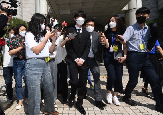 그룹 아이콘 전 멤버 비아이(본명 김한빈, 25)가 10일 오후 선고 공판을 마치고 나와 물의를 일으킨 점에 대해 용서를 구하고 있다. © News1 권현진 기자