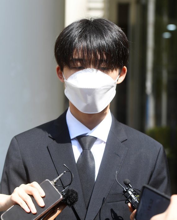 그룹 아이콘 전 멤버 비아이(본명 김한빈, 25)가 10일 오후 선고 공판을 마치고 나와 "반성하며 살겠다"고 말하고 있다. © News1 권현진 기자