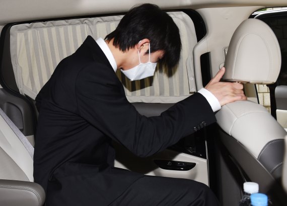 그룹 아이콘 전 멤버 비아이(본명 김한빈, 25)가 10일 오후 선고 공판을 마치고 나와 차량에 탑승하고 있다. © News1 권현진 기자