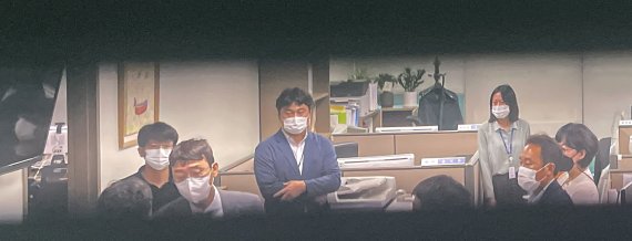 [서울=뉴시스] 최진석 기자 = 김웅 국민의힘 의원이 10일 서울 영등포구 국회의원회관 자신의 의원실에서 '검찰 고발 사주' 의혹 관련해 압수수색을 하고 있는 고위공직자범죄수사처(공수처) 관계자들에게 항하고 있다. (공동취재사진) 2021.09.10. photo@newsis.com