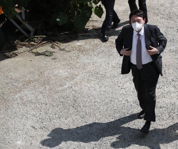 [서울=뉴시스] 국회사진기자단 = 윤석열 국민의힘 대선 경선 예비후보가 10일 오후 서울 금천구 즐 스튜디오에서 열린 국민의힘 대선 경선 후보 ‘국민 시그널 면접’에 참가하기 위해 면접 장소에 걸어오고 있다. 이날 고위공직자범죄수사처(공수처)는 ‘고발 사주’ 의혹과 관련해 윤 전 검찰총장을 피의자 신분으로 입건했다고 밝혔다. 2021.09.10. photo@newsis.com