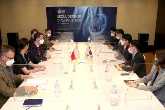 [서울=뉴시스] 한-폴란드 국방차관 회담. 2021.09.10. (사진=국방부 제공) *재판매 및 DB 금지