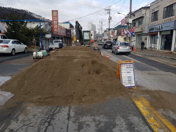 지난 3월 예산읍의 주 도로인 예산로가 수개월째 공사로 인해 주민들이 불편을 겪어 왔다.© 뉴스1 최현구 기자