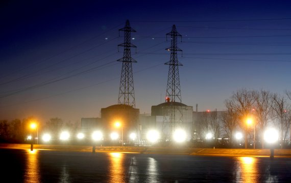 프랑스 페센하임의 EDF 소속 원자력 발전소에 지난해 2월 20일(현지시간) 환하게 불이 켜져 있다. 기후위기로 각각이 원자력 발전을 확대하면서 개미투자자들이 원료인 우라늄 광산업종에 열광하고 있다. 로이터뉴스1