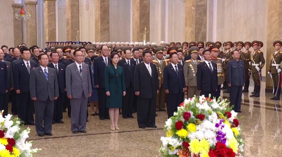 김정은 북한 노동당 총비서가 2021년 9월 9일 부인 리설주 여사와 함께 평양 금수산태양궁전을 참배했다고 조선중앙TV가 10일 보도했다. (조선중앙TV 캡처) /뉴시스