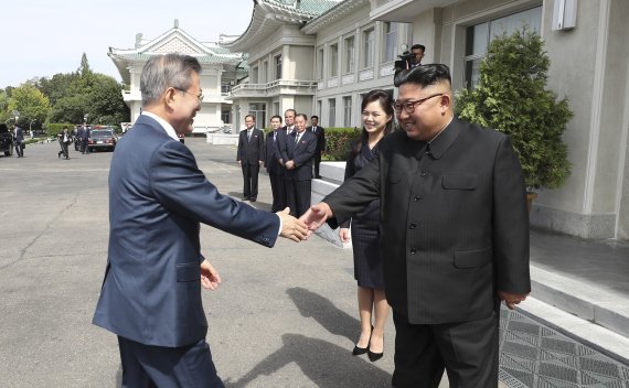 문재인 대통령이 19일 평양 옥류관을 도착해 마중 나온 김정은 국무위원장과 인사하고 있다. 2018.09.19/뉴스1 © News1 평양사진공동취재단
