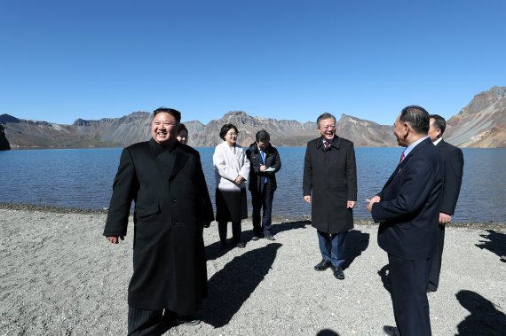 문재인 대통령과 부인 김정숙 여사가 20일 오전 김정은 국무위원장 내외와 백두산 천지를 산책하며 대화를 나누고 있다. 2018.9.20/뉴스1 © News1 평양사진공동취재단