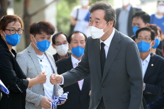 이낙연 더불어민주당 대선 경선 후보가 11일 오전 대구 동구 효목동 대구경북항일독립운동 기념탑을 찾아 참배에 앞서 환영 나온 지지자들과 인사 나누고 있다. 사진=뉴스1