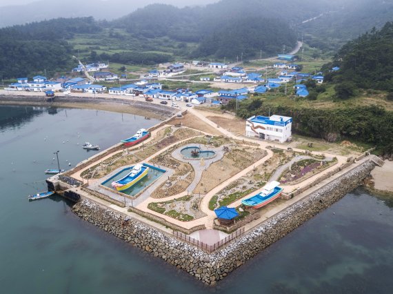 신안군 흑산도 새조각공원 전경. 뒷쪽 2층 건물이 새공예박물관이다.