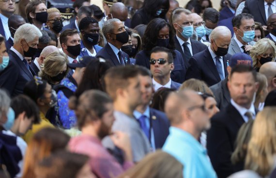 빌 클린턴 전 미국 대통령, 힐러리 클린턴 전 국무장관, 버락 오바마 전 대통령, 미셸 오바마 전 영부인이 2001년 911테러 20주년 기념식에 참석한 가운데 조 바이든 미국 대통령, 질 바이든 여사와 함께 서 있다. © 로이터=뉴스1 © News1 김현 특파원
