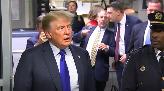 도널드 트럼프 전 미국 대통령은 9.11 테러 20주년인 11일(현지시간) 뉴욕의 경찰서를 방문해 경찰관들과 대화를 나누고 잇다. © 뉴스1(동영상 캡처)