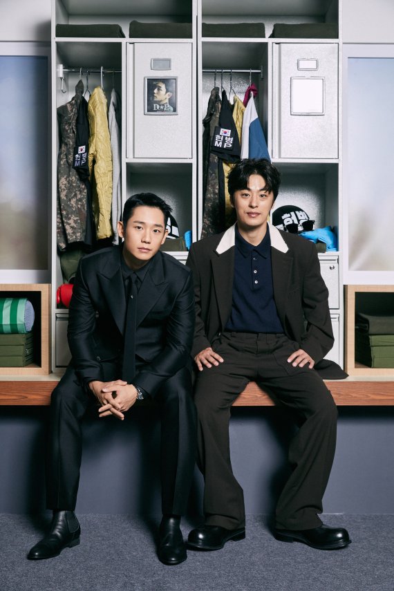 [서울=뉴시스] 박진희 기자 = 배우 정해인과 구교환이 25일 넷플릭스 한국드라마 'D.P.' 온라인 제작발표회를 하고 있다. (사진=넷플릭스 제공) 2021.08.25. photo@newsis.com *재판매 및 DB 금지