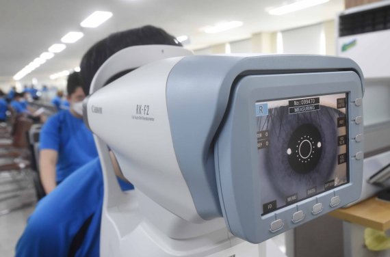 [수원=뉴시스]경기사진공동취재단 = 2021년 첫 병역판정검사가 실시된 17일 오전 경기 수원시 팔달구 경인지방병무청에서 입영대상자들이 신체검사를 받고 있다. 2021.02.17. photo@newsis.com