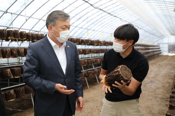 [서울=뉴시스] 병무청장, 후계농업경영인 사업장 방문. 2021.09.10. (사진=병무청 제공) *재판매 및 DB 금지