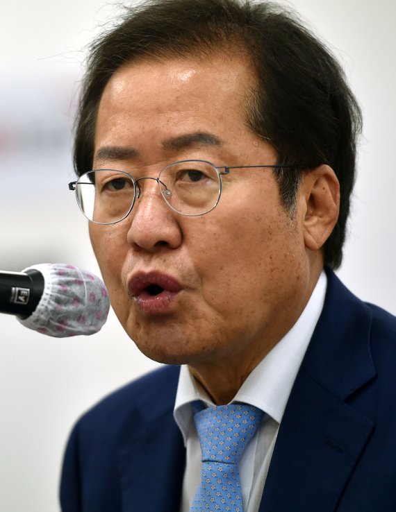 [대구=뉴시스] 이무열 기자 = 국민의힘 대권주자인 홍준표 의원이 10일 오후 대구 수성구 국민의힘 대구시당에서 열린 지역 기자간담회에서 발언하고 있다. 2021.09.10. lmy@newsis.com