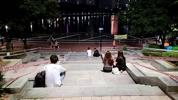 지난 10일 오후 10시가 넘은 시각 서울 송파구 석촌호수 인근에는 시민들이 벤치 등에 모여앉아 술을 마시고 있다. 서울시는 오후 10시 이후 야외음주 금지 등 행정명령이 발효된 상태다. 사진=김준혁 인턴기자