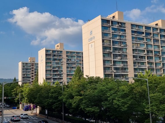 서울시가 추진 중인 공공기획 재건축 사업을 최근 신청한 용산구 서빙고신동아아파트 전경. 사진=김동호 기자