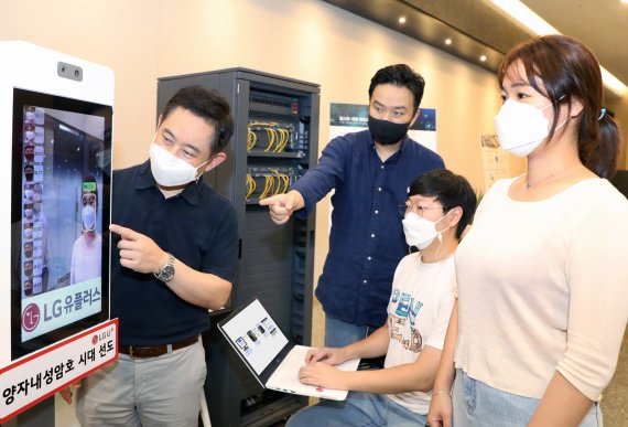 LG유플러스가 암호기술 전문기업 크립토랩과 함께 10일 오전 서울 용산사옥에서 설명회를 열고 양자내성암호(PQC) 기술 및 적용사례를 소개했다. LG유플러스 직원들이 PQC 기술로 보안을 강화한 안면인식서비스를 시험해보고 있다. LG유플러스 제공