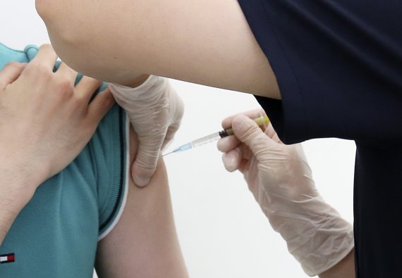 한 시민이 백신을 접종 받고 있다. 사진은 본문 내용과 관련 없음. 뉴스1