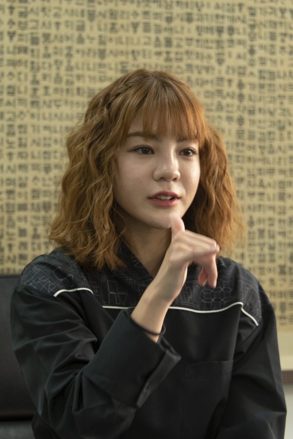 [서울=뉴시스] 수어 아티스트 사오리가 한글학회에서 뉴시스와 인터뷰 하고 있다. (사진=김영원 제공) 2021.09.12.