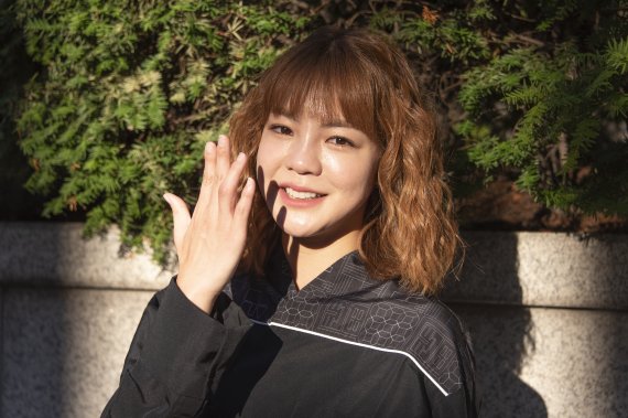 [서울=뉴시스] 수어 아티스트 사오리가 12일 뉴시스와 인터뷰 하고 있다. 사오리가 '파-'라는 수어를 하는 장면. (사진=김영원 제공) 2021.09.12.