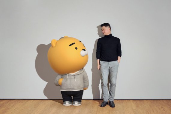 카카오프렌즈 캐릭터 '라이언'과 김범수 카카오 의장 (카카오 브런치 갈무리) © 뉴스1