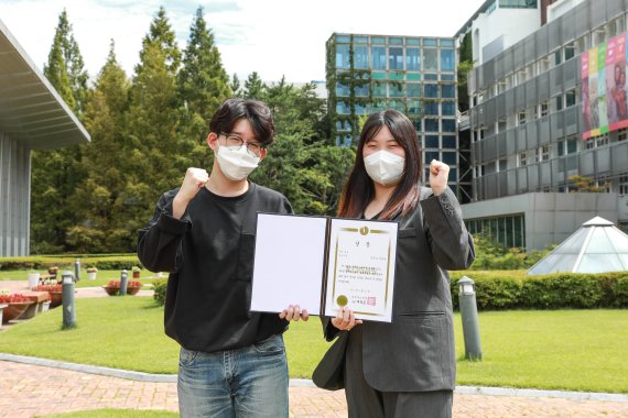 제4회 한국가스공사 홍보콘텐츠 공모전에서 최우상을 수상한 동서대 디자인대학 강동호(왼쪽), 김한나 학생. 사진=동서대 제공