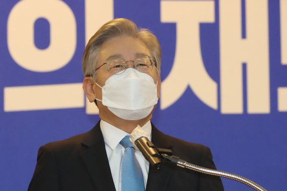 이재명 경기도지사는 13일 "성남시의료원의 활약에 저로서는 무척 큰 보람을 느낀다. 이미 많은 분들께서 알고 계시지만 성남시의료원은 제가 정치를 결심한 이유"라고 밝혔다./뉴스1 © News1 공정식 기자