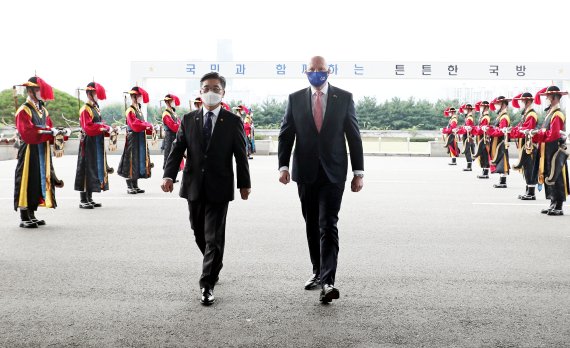 13일 오전 서울 용산구 국방부에서 열린 '한-호주 국방장관회담'을 앞두고 서욱(왼쪽) 국방부 장관과 피터 더튼 호주 국방부 장관이 약식으로 치러진 의장행사에서 입장하고 있다. 사진=국방부 제공